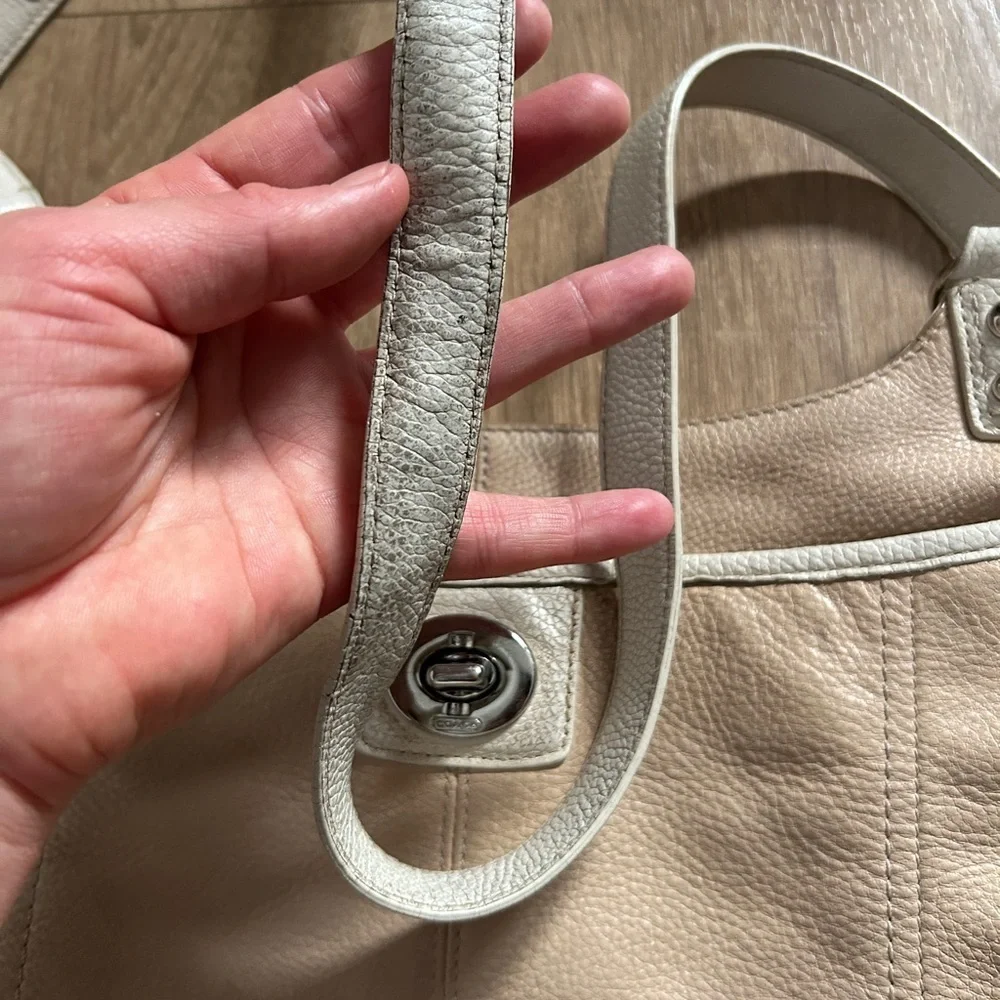 Coach Penelope Pebbled Leather Hippie F19265 Crossbody Shoulder bag Beige/White